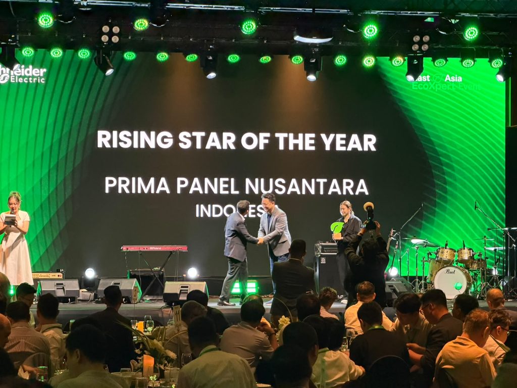 Trofi Rising Star of the Year diterima oleh perwakilan Prima Panel Nusantara.